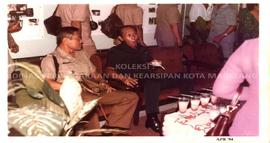Gubernur Jawa Tengah Sedang Menikmati Hidangan Minuman