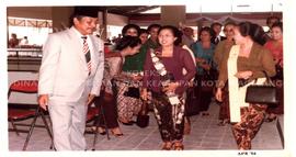 Istri Gubernur Jawa Tengah Beserta Para Istri Pejabat Sedang Berjalan dan Melihat Proyek-Proyek Y...
