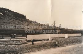 Pagar pembatas terminal dengan gunung Tidar gambar 1.