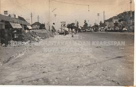 "Proyek pelebaran jalan bekas jalan kereta api di Jl. Pemuda, di muka stasiun Magelang Pasar...