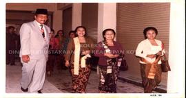 Istri Gubernur Jawa Tengah Yang Berjalan Menuju Proses Pemotongan Pita