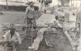 Pembuatan trotoir di Jl. Tidar